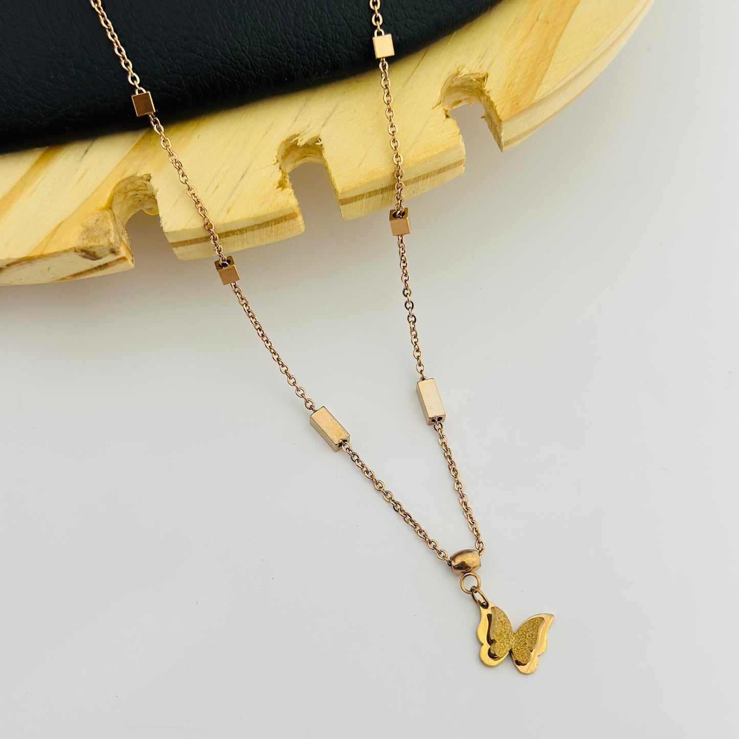 Breezefly Necklace